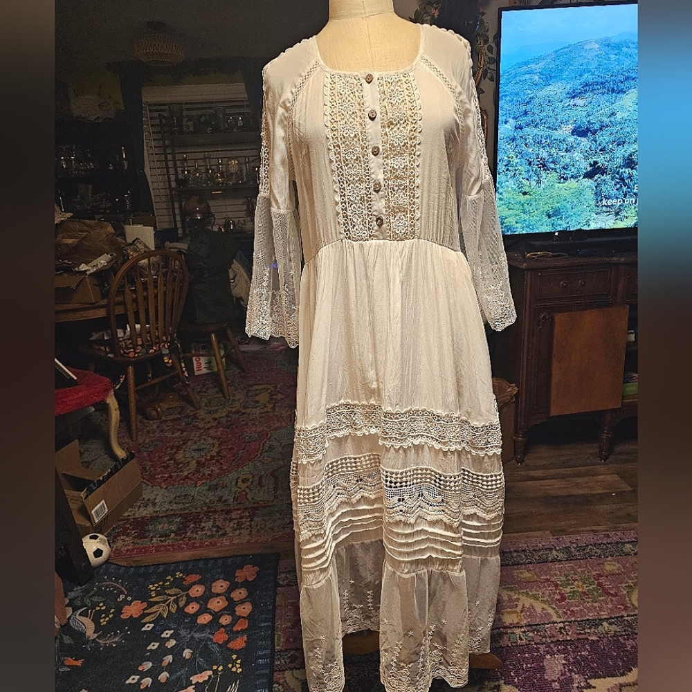 Beautifully detailed lightweight lacy maxi dress size M